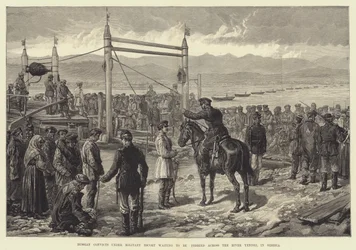 Condenados russos sob escolta militar esperando para serem transportados através do rio Yenisei, na Sibéria